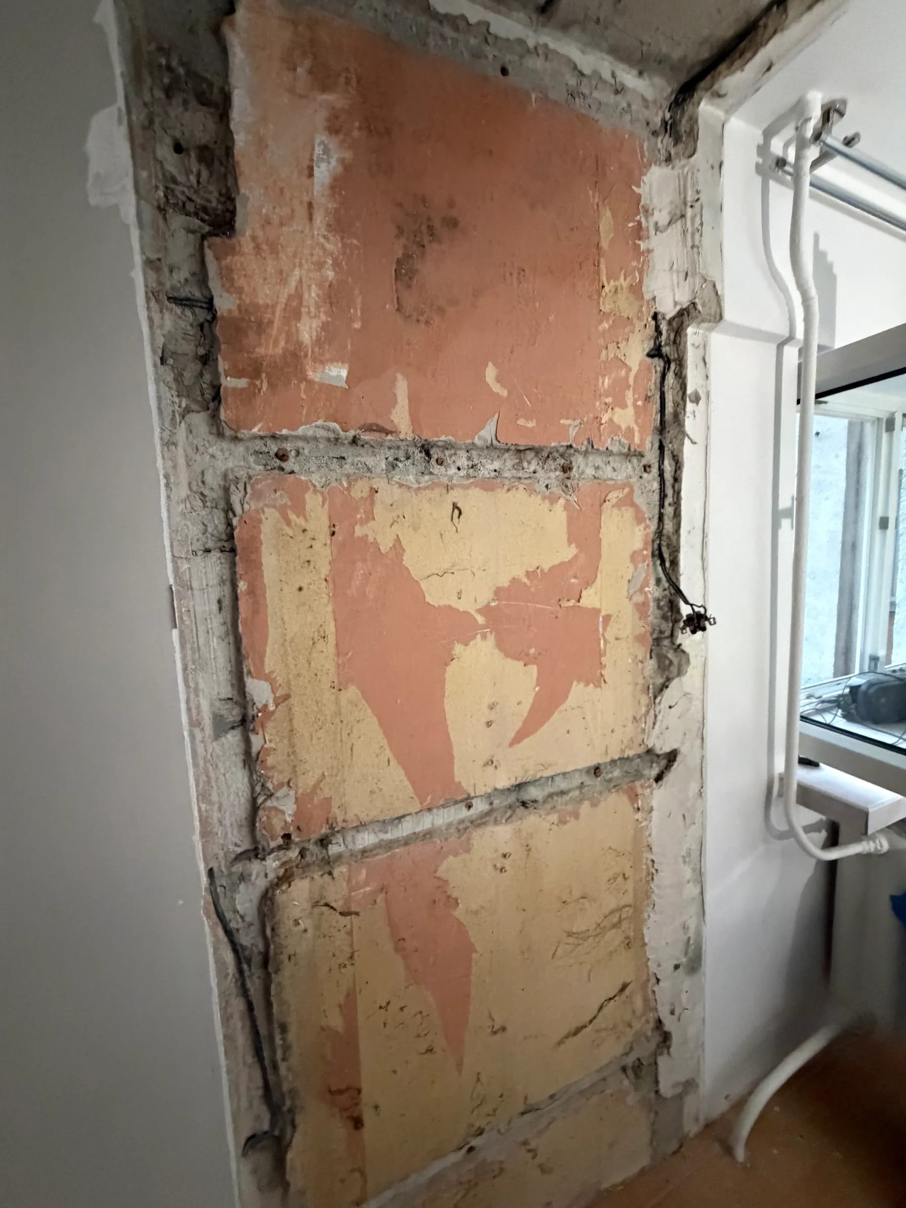 Fragment ściany odsłonięty po demontażu warstw wykończeniowych