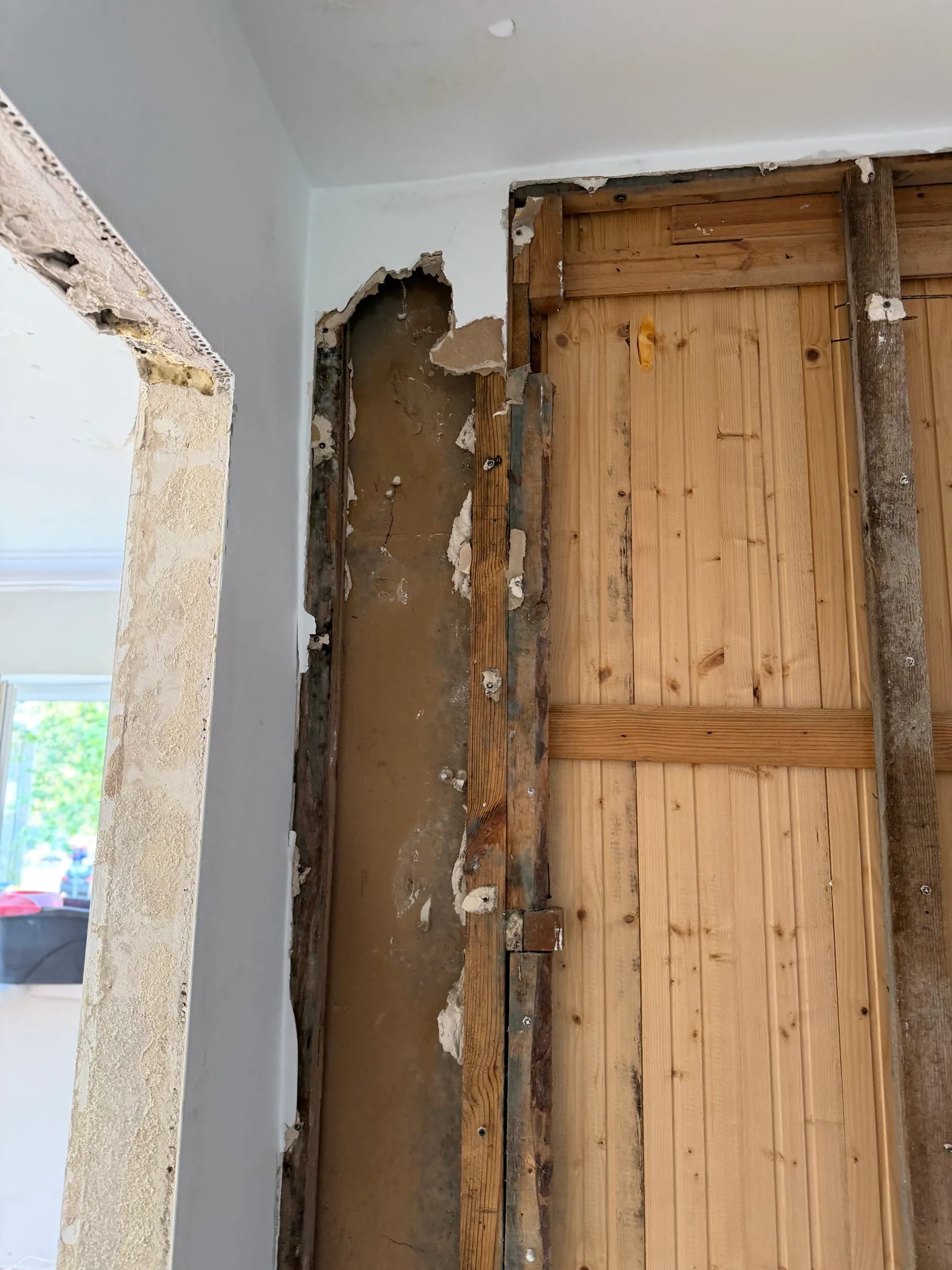 Drewniana konstrukcja ściany odsłonięta po demontażu okładziny