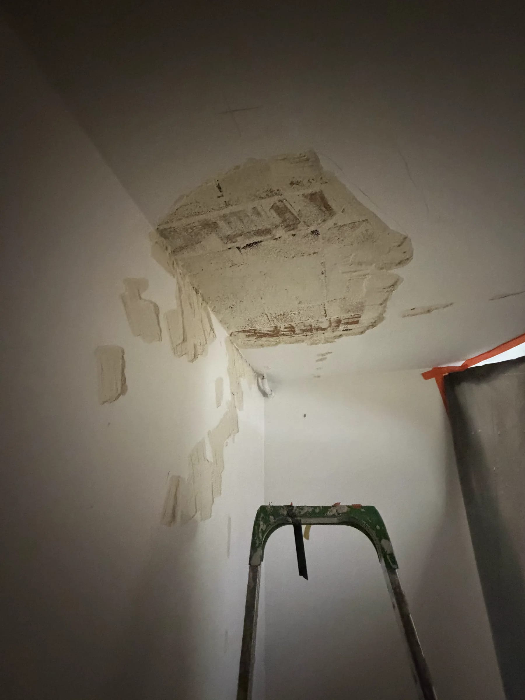 Punktowo usunięty tynk na ścianie i suficie przed osuszaniem