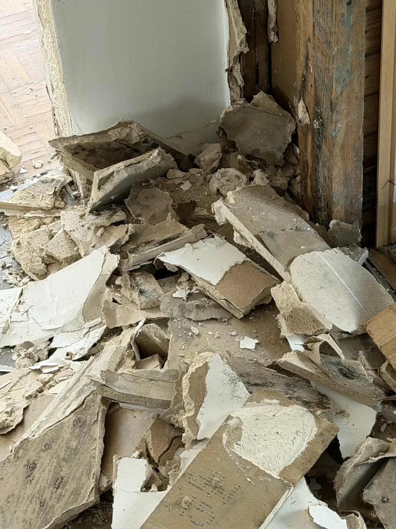 Gruz i fragmenty płyt gipsowo-kartonowych po demontażu zabudowy