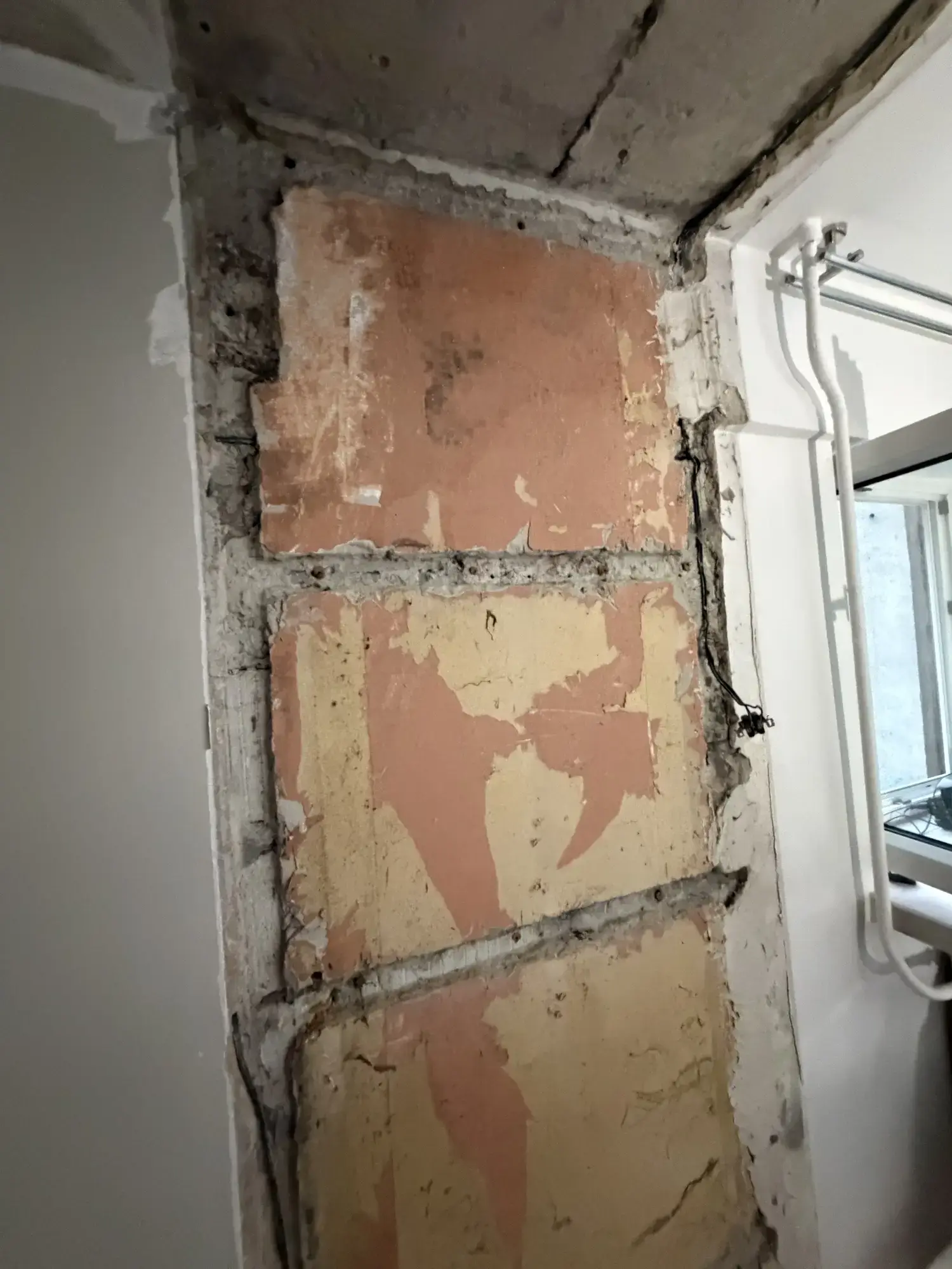 Odsłonięte warstwy ściany po zdjęciu płyt wykończeniowych