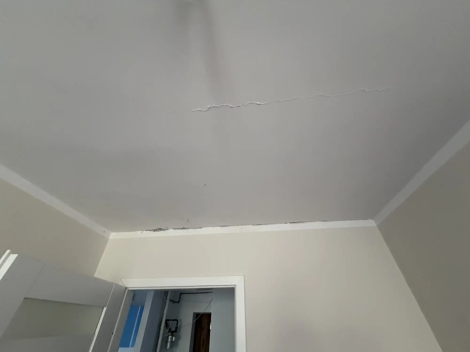 Sufit i górna część ściany w pomieszczeniu po zalaniu